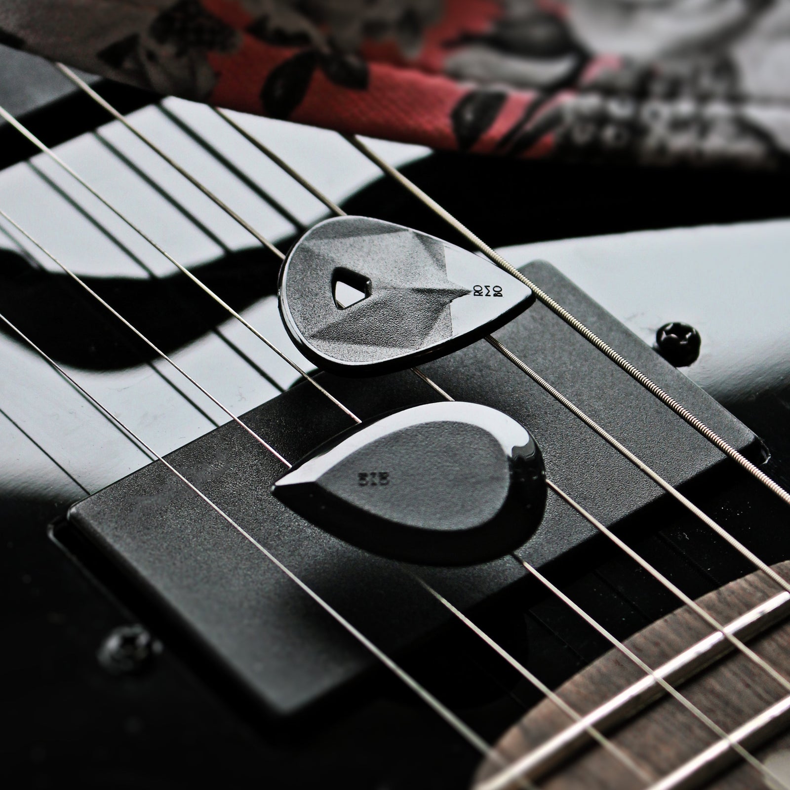 Guitar Picks: The Ultimate Guide to Signature Variable Thickness and Custom Tone