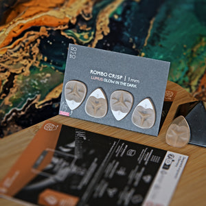 Guitar Pick Set Rombo Crisp (4 Guitar Picks) in the material Velvet Touch Lumus. Warmer tones, glow in the dark, and hand-polished in Germany.