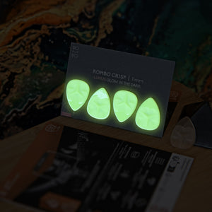 Guitar Pick Set Rombo Crisp (4 Guitar Picks) in the material Velvet Touch Lumus. Warmer tones, glow in the dark, and hand-polished in Germany.