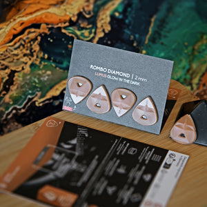 Guitar Pick Set Rombo Diamond (4 Guitar Picks) in the material Velvet Touch Lumus. Warmer tones, glow in the dark, and hand-polished in Germany.