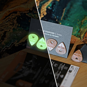 Guitar Pick Set Rombo Diamond (4 Guitar Picks) in the material Velvet Touch Lumus. Warmer tones, glow in the dark, and hand-polished in Germany.