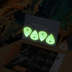 Guitar Pick Set Rombo Diamond (4 Guitar Picks) in the material Velvet Touch Lumus. Warmer tones, glow in the dark, and hand-polished in Germany.