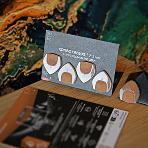 Guitar Pick Set Rombo Erebus (4 Guitar Picks) in the material Velvet Touch Lumus. Warmer tones, glow in the dark, and hand-polished in Germany.