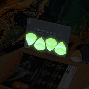 Guitar Pick Set Rombo Horizon (4 Guitar Picks) in the material Velvet Touch Lumus. Warmer tones, glow in the dark, and hand-polished in Germany.