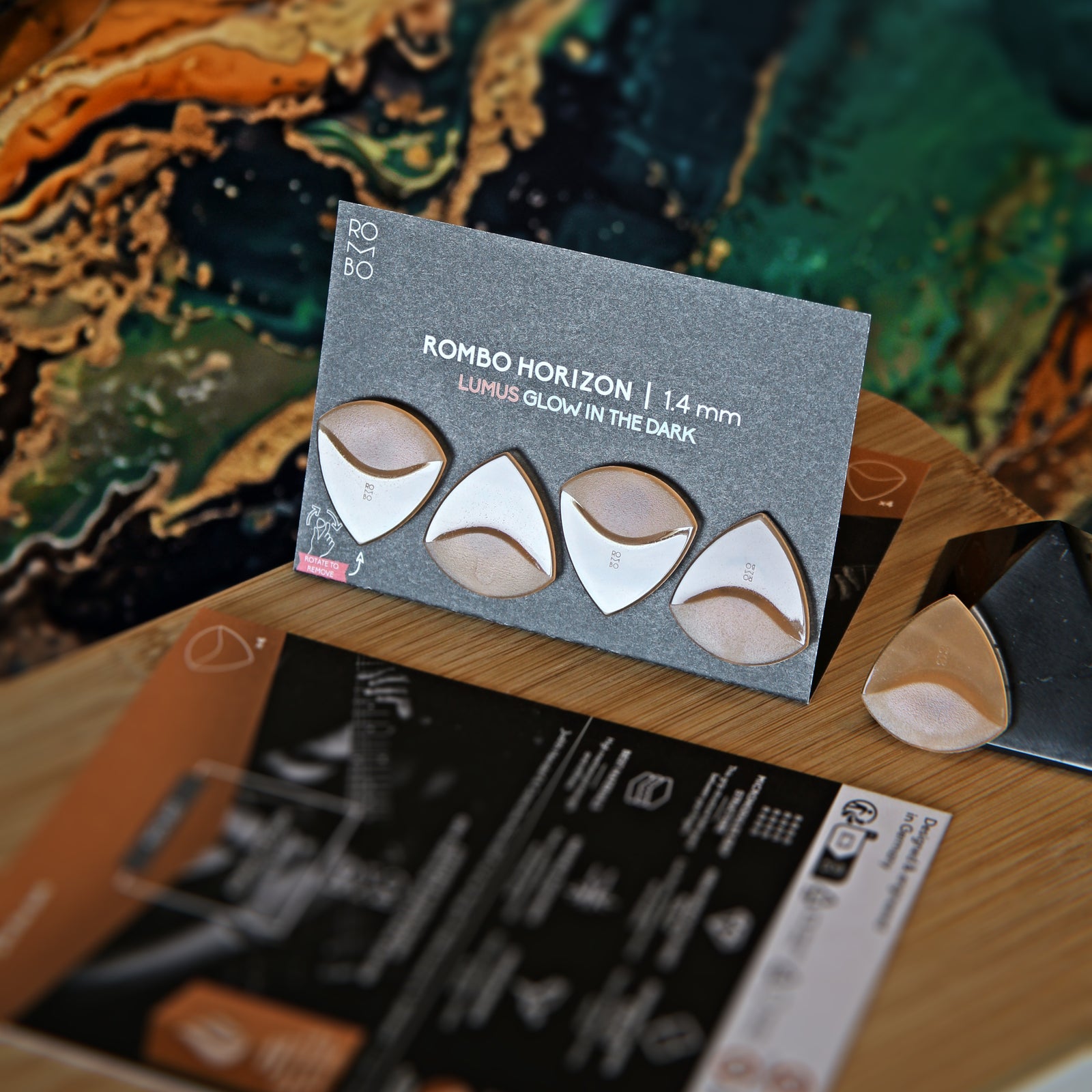 Guitar Pick Set Rombo Horizon (4 Guitar Picks) in the material Velvet Touch Lumus. Warmer tones, glow in the dark, and hand-polished in Germany.