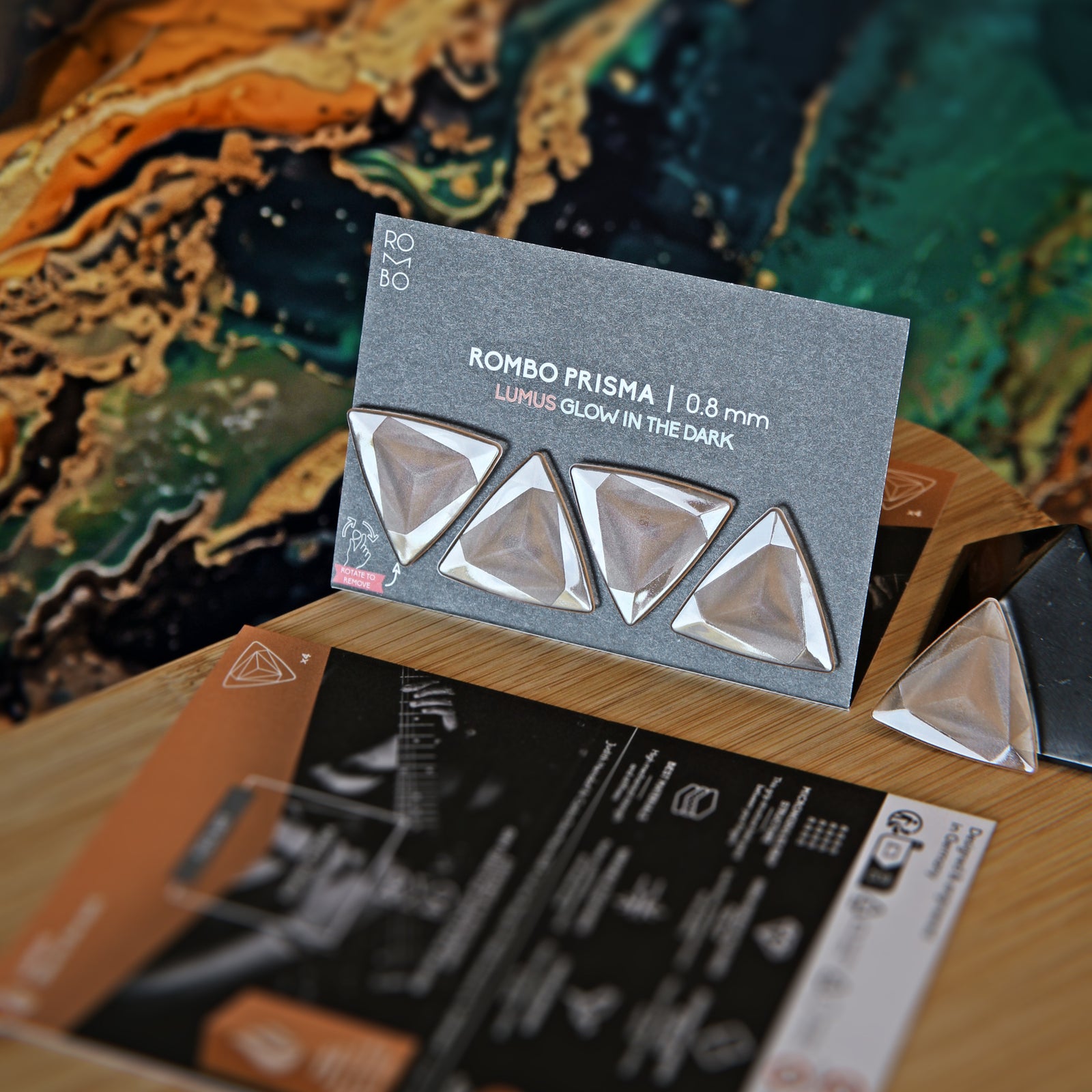 Guitar Pick Set Rombo Prisma (4 Guitar Picks) in the material Velvet Touch Lumus. Warmer tones, glow in the dark, and hand-polished in Germany.