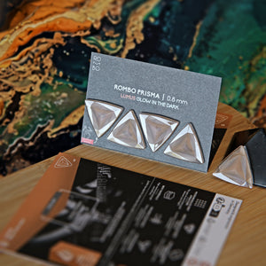 Guitar Pick Set Rombo Prisma (4 Guitar Picks) in the material Velvet Touch Lumus. Warmer tones, glow in the dark, and hand-polished in Germany.
