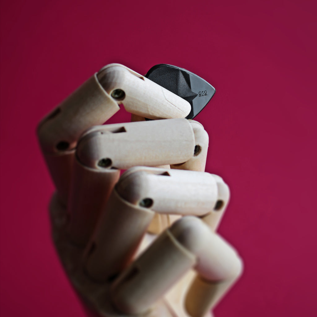 hold-guitar-pick-thick-rombopicks