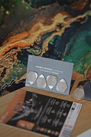 Rombo Origami guitar pick set - material Velvet Touch Lumus - Glow in the dark and warmer tones