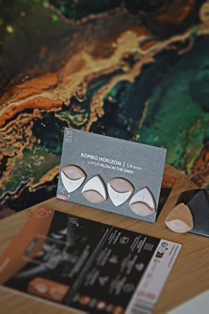Guitar Pick Set Rombo Horizon (4 Guitar Picks) in the material Velvet Touch Lumus. Warmer tones, glow in the dark, and hand-polished in Germany.