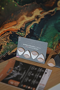 Guitar Pick Set Rombo Horizon (4 Guitar Picks) in the material Velvet Touch Lumus. Warmer tones, glow in the dark, and hand-polished in Germany.