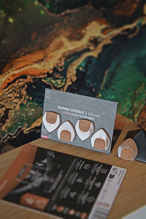Guitar Pick Set Rombo Erebus (4 Guitar Picks) in the material Velvet Touch Lumus. Warmer tones, glow in the dark, and hand-polished in Germany.