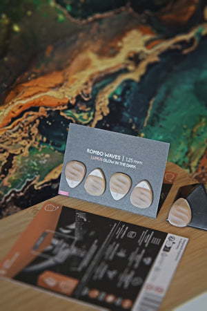 Guitar Pick Set Variety Pack Rombo (4 Guitar Picks) in the material Velvet Touch Lumus. Warmer tones, glow in the dark, and hand-polished in Germany.