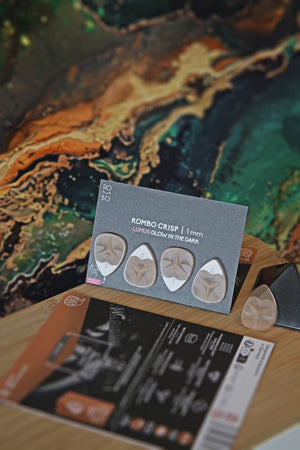 Guitar Pick Set Rombo Crisp (4 Guitar Picks) in the material Velvet Touch Lumus. Warmer tones, glow in the dark, and hand-polished in Germany.