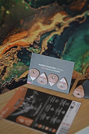 Guitar Pick Set Rombo Diamond (4 Guitar Picks) in the material Velvet Touch Lumus. Warmer tones, glow in the dark, and hand-polished in Germany.