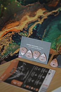 Guitar Pick Set Rombo Diamond (4 Guitar Picks) in the material Velvet Touch Lumus. Warmer tones, glow in the dark, and hand-polished in Germany.