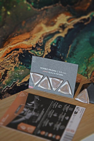 Guitar Pick Set Rombo Prisma (4 Guitar Picks) in the material Velvet Touch Lumus. Warmer tones, glow in the dark, and hand-polished in Germany.