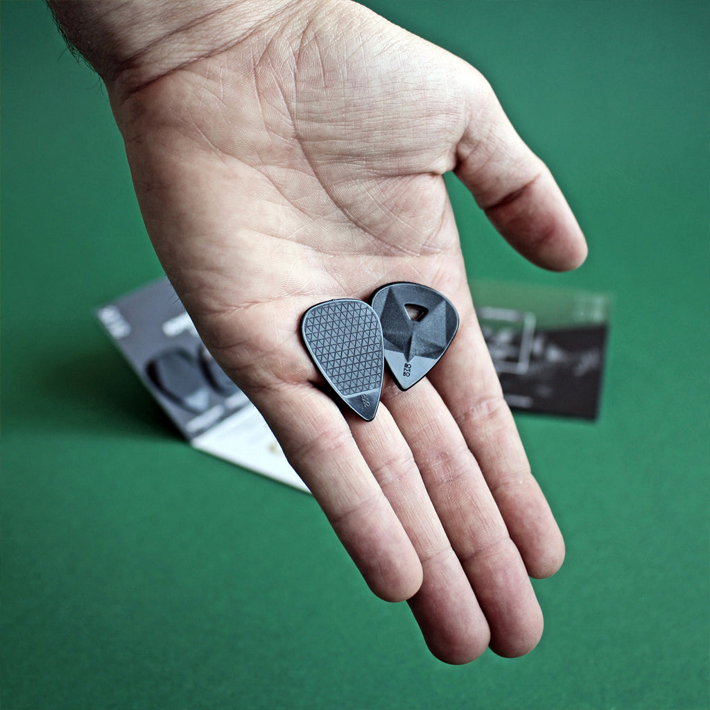 thin-and-thick-guitar-pick-rombopicks