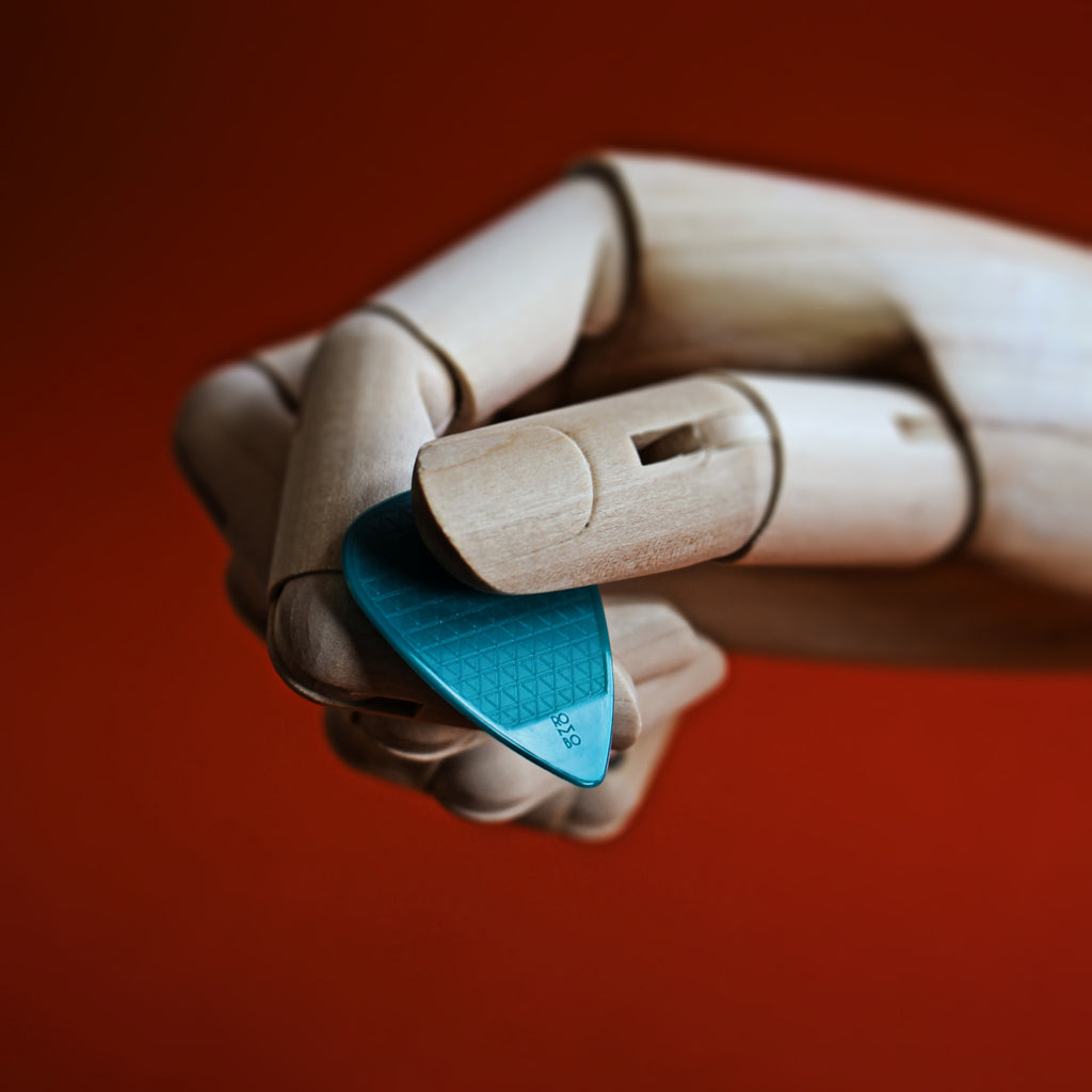 thin-guitar-pick-acoustic-guitar